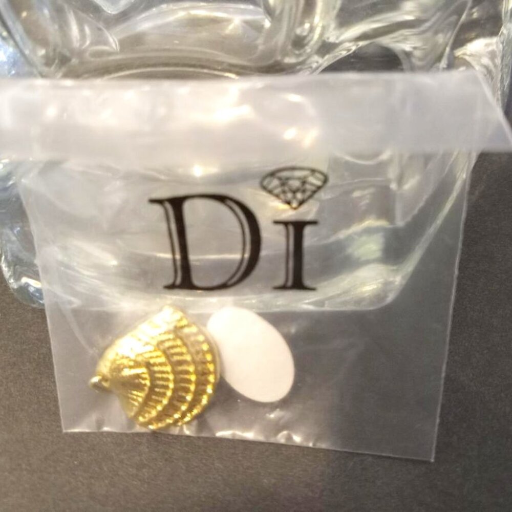 Diamond International Sea Shell Charm Gold Tone Lobster Clasp Small Jewelry